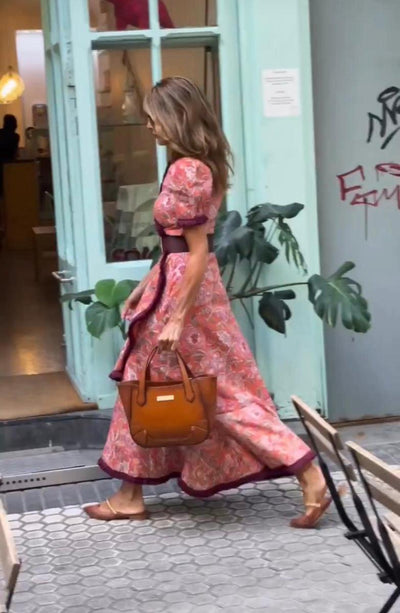 Miriam - Elegante vestido largo con mangas cortas abullonadas y falda asimétrica