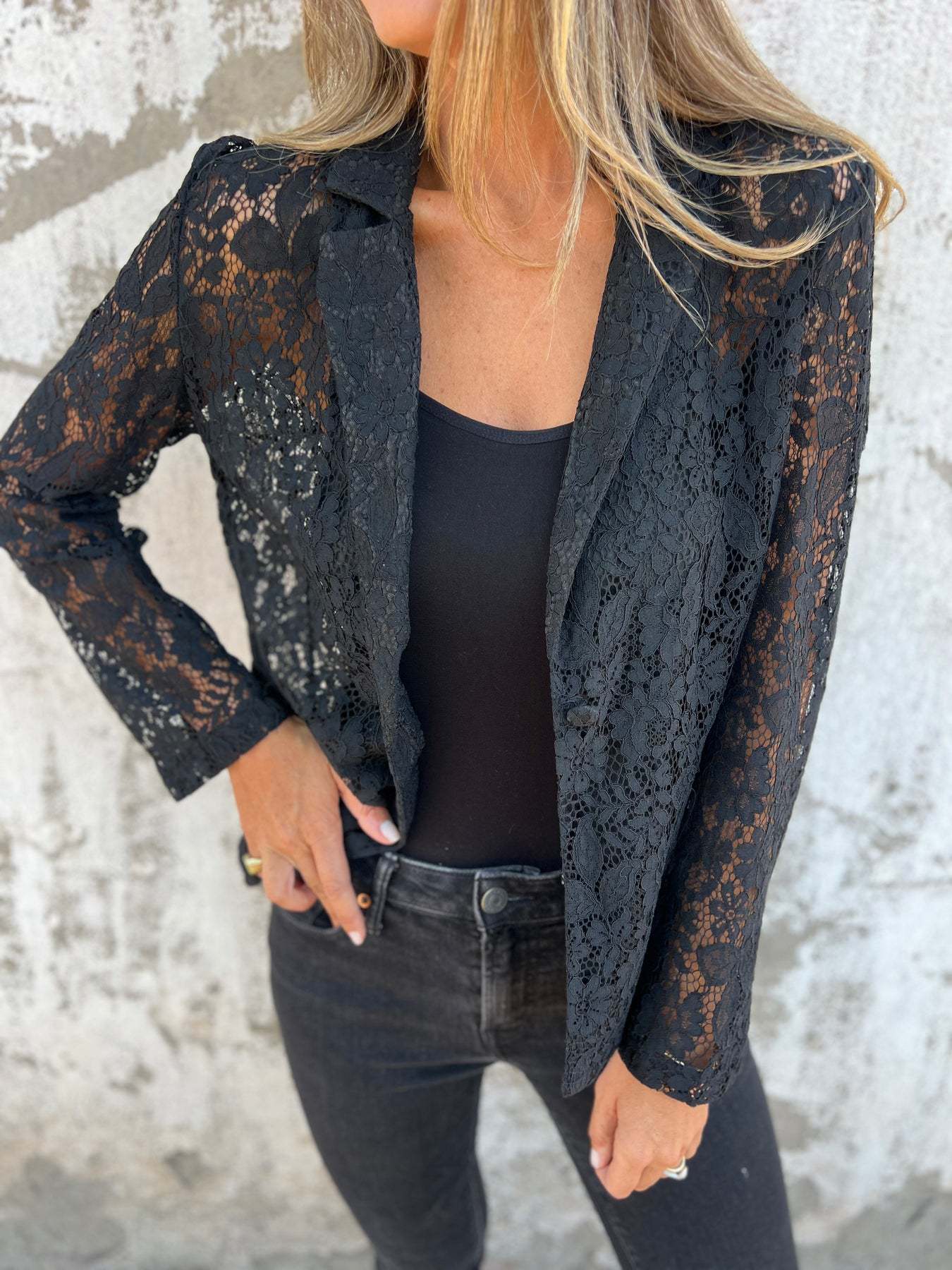 Lena |  Blazer de encaje transparente con estructura elegante