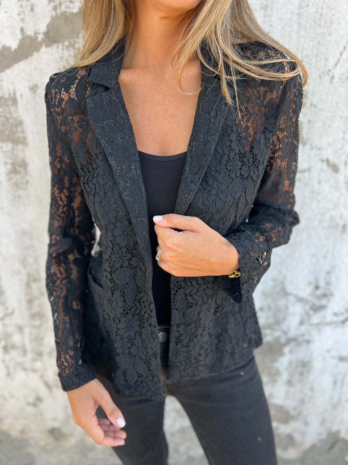 Lena |  Blazer de encaje transparente con estructura elegante