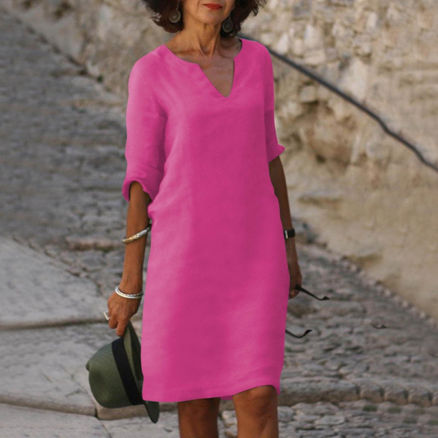 Amara – Vestido con cuello en V. Elegancia natural sin esfuerzo