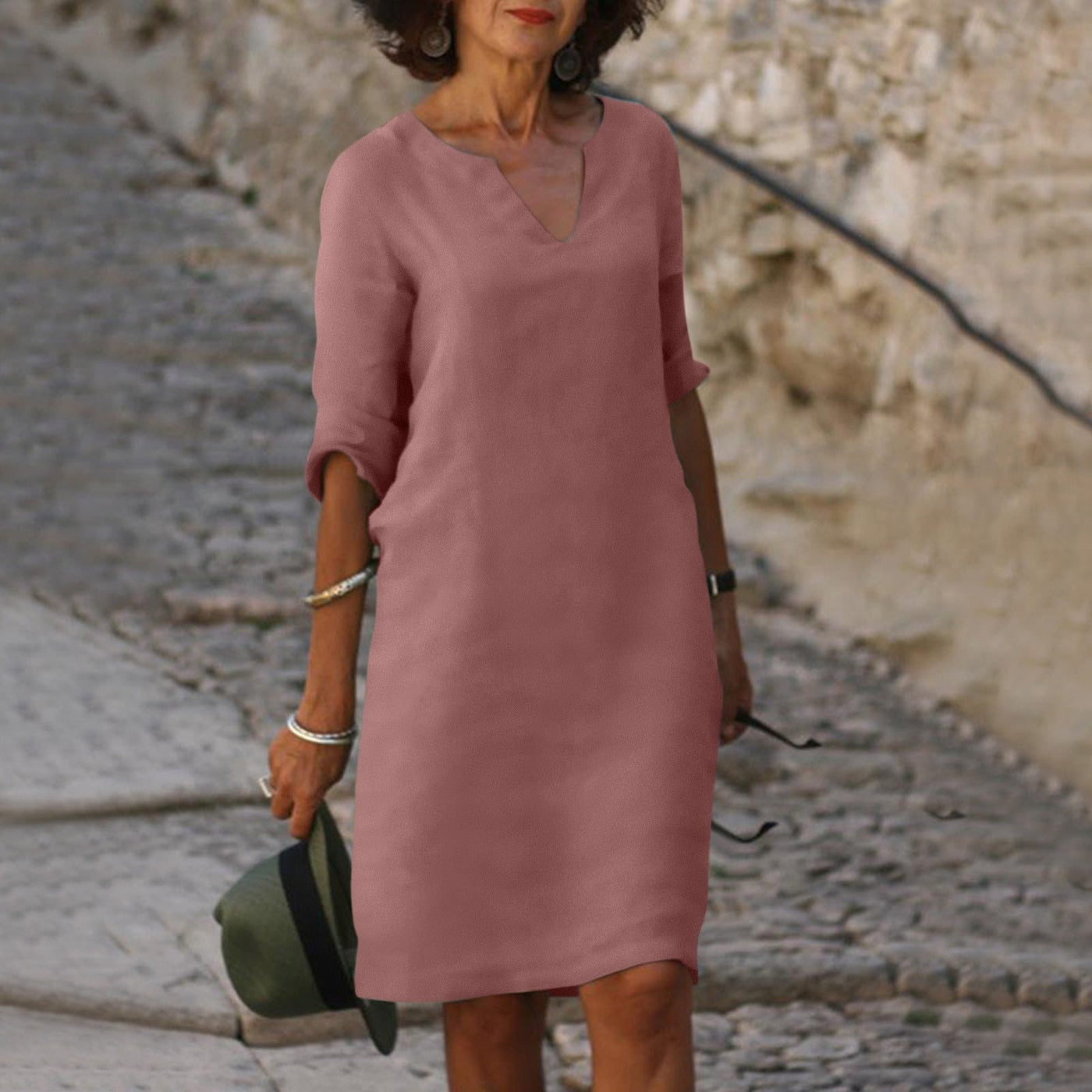 Amara – Vestido con cuello en V. Elegancia natural sin esfuerzo