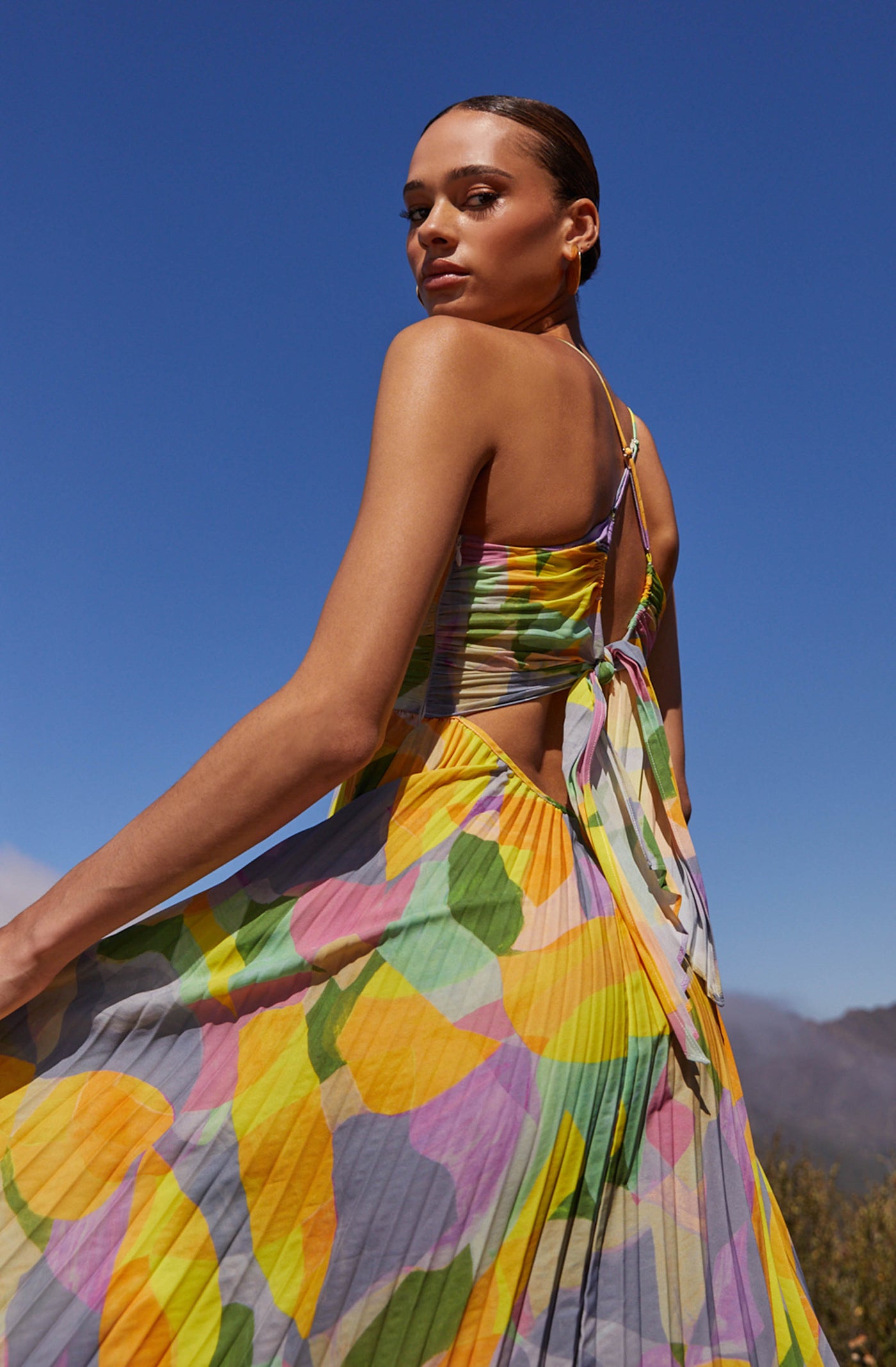Lisa – Vestido largo plisado con estampado floral